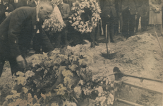 860705 Afbeelding van de begrafenisplechtigheid van L.C.P. Maagdenberg: er wordt een krans gelegd op zijn graf op de 1e ...
